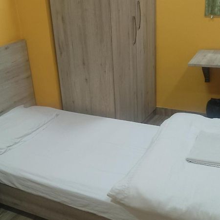 גווהטי Serenity Inn And Grill מראה חיצוני תמונה