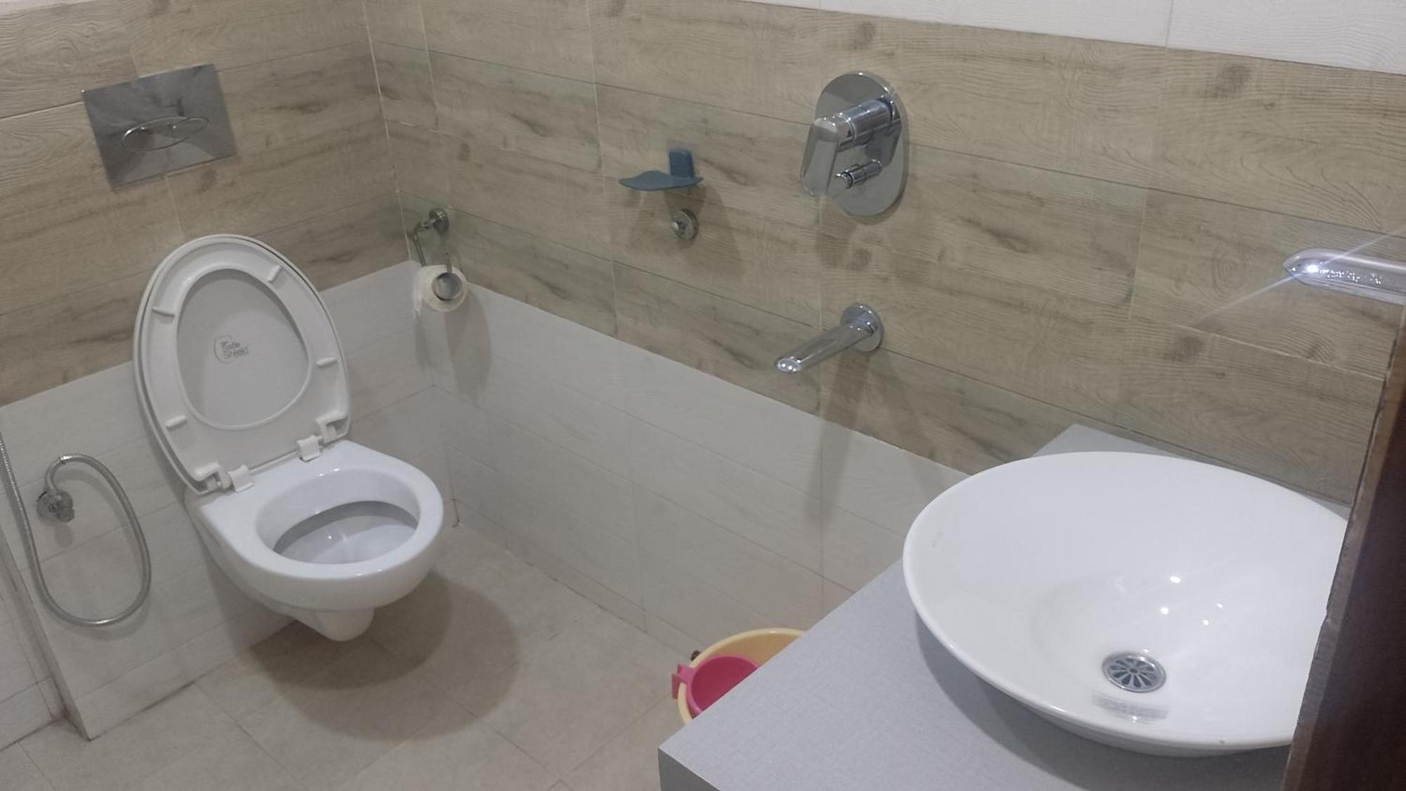 גווהטי Serenity Inn And Grill מראה חיצוני תמונה